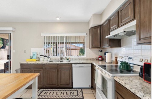 Desert Foothills Estates House | Girls Wknd! Beauty Bar! Pool! 15 min - everything!