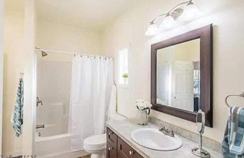 Townsend House | Fishing Cottage- 10 minutes to Canyon Ferry Lake. Family and Pet Friendly