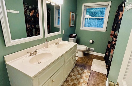 Millers Creek House | Sunshine Cottage ~ River Access ~ 10 min from Blue Ridge Parkway ~ Pet Friendly