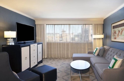 West End House | 3 Pet-Friendly Units, Pets Allowed, Near Kennedy Center for Performing Arts