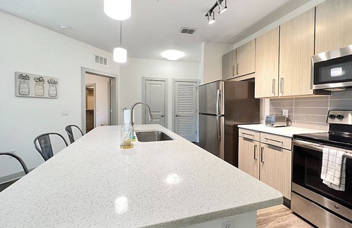 Carver City - Lincoln Gardens Apartment | Top Floor Beauty with Lush Courtyard Views!