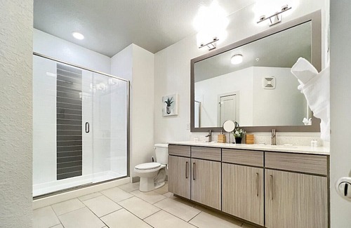 Carver City - Lincoln Gardens Apartment | Top Floor Beauty with Lush Courtyard Views!