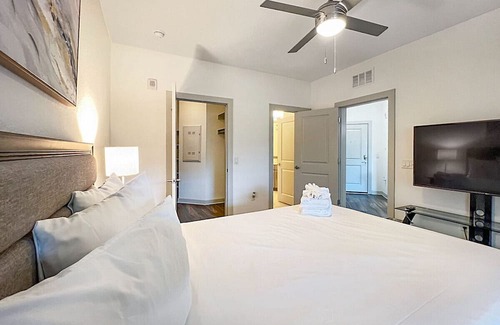 Carver City - Lincoln Gardens Apartment | Top Floor Beauty with Lush Courtyard Views!