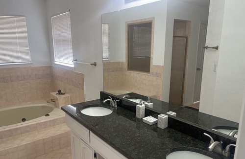 Biggs Field House | Beautiful house near huge park and hiking/biking trails