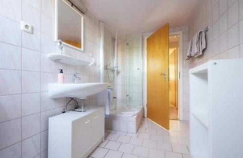 Lippstadt Apartment | Apartment 'Wohnung Am Kurpark' with Wi-Fi