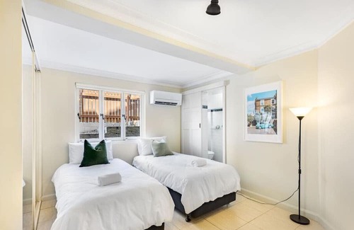 South Brisbane Apartment | European Château/riverside view backyard/2 carpark