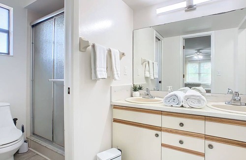 Port Malabar House | Beautiful Spacious 4 BRs Brick Villa-Pet Friendly
