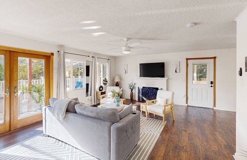 Shoreline House | Dog-friendly lake view getaway with a full kitchen, sunroom