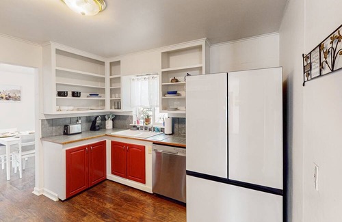 Shoreline House | Dog-friendly lake view getaway with a full kitchen, sunroom