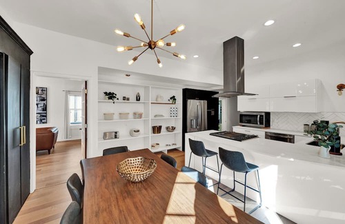 East Central House | Modern Victorian Retreat @ 9&9 * Dog welcome