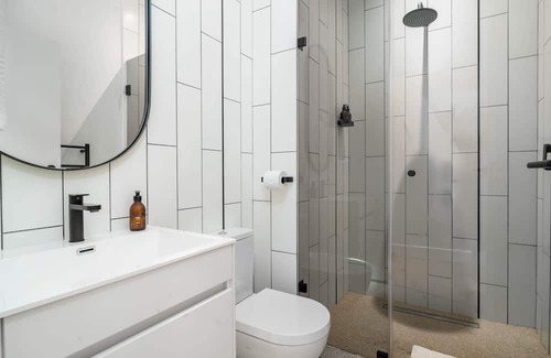 Bo'Kaap Apartment | Charming Apartment with Sundeck + Fire Wood Hot tub in de Waterkant.