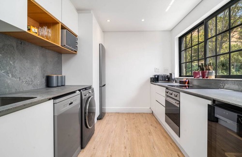 Bo'Kaap Apartment | Charming Apartment with Sundeck + Fire Wood Hot tub in de Waterkant.