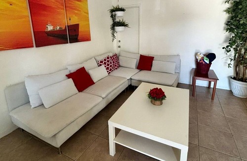 Poinciana Park Apartment | ★ 1 bed Apartment | Beach 6min | Downtown 4min ★