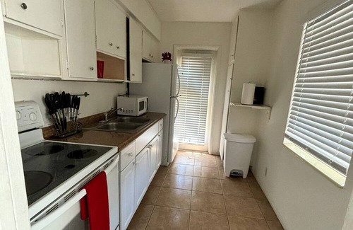 Poinciana Park Apartment | ★ 1 bed Apartment | Beach 6min | Downtown 4min ★