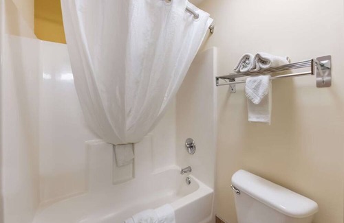 Hebron House | Exceptional Comfort and Convenience, Near I-70 with Free Breakfast & Parking