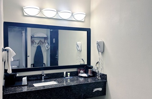 Colgate House | Norwood Inn Milwaukee-Deluxe King Room Non-Smoking
