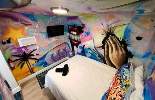 Wynwood Art District House | Cozy & Colorful Miami Art Canvas w/HotTub & Murals
