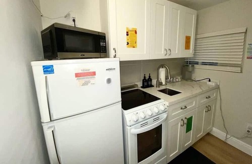 Wynwood Art District House | Cozy & Colorful Miami Art Canvas w/HotTub & Murals