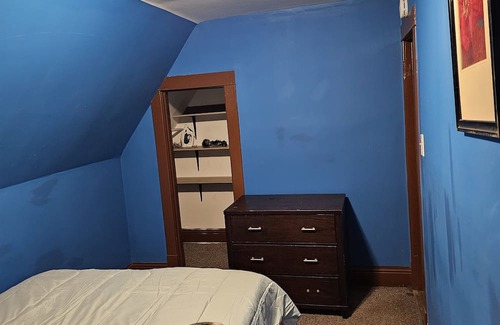 South Chicago Heights Apartment | 2-bedroom apartment in South Chicago Heights with AC.