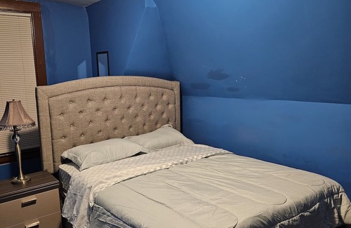 South Chicago Heights Apartment | 2-bedroom apartment in South Chicago Heights with AC.