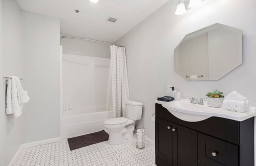 Downtown Kansas City Apartment | Modern Style in Downtown KC | 1 BD Apt, 2 Queen