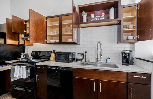 Downtown Kansas City Apartment | Modern Style in Downtown KC | 1 BD Apt, 2 Queen