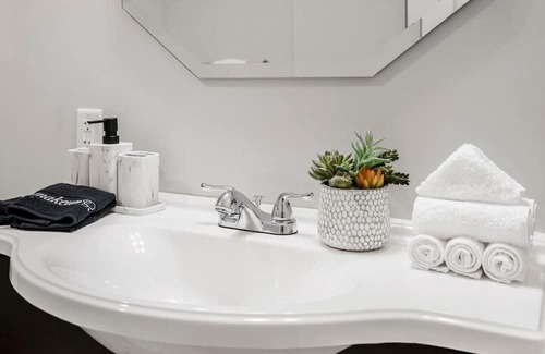 Downtown Kansas City Apartment | Modern Style in Downtown KC | 1 BD Apt, 2 Queen