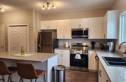 West Edmonton House | Luxury Home | Newly furnished | Sleeps 9 | Private Gym | 15mins to West Edm Mall