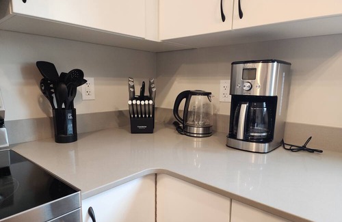 West Edmonton House | Luxury Home | Newly furnished | Sleeps 9 | Private Gym | 15mins to West Edm Mall