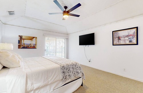 Gun Barrel City House | Lakefront, dog-friendly home with dock, kayak, great yard & prime location