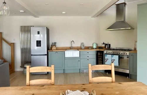 Pulborough Cabin | A tranquil Boathouse tailor-made for couples seeking a luxurious getaway.