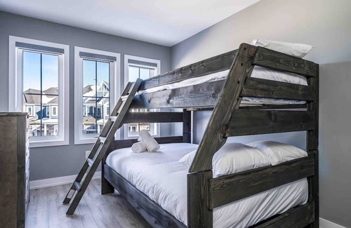 The Blue Mountains House | Newly built Village 3 Bedroom /Shuttle Bus