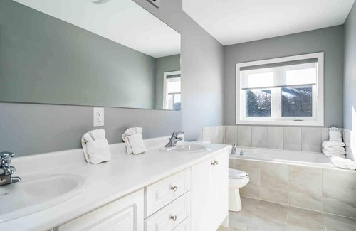 The Blue Mountains House | Newly built Village 3 Bedroom /Shuttle Bus