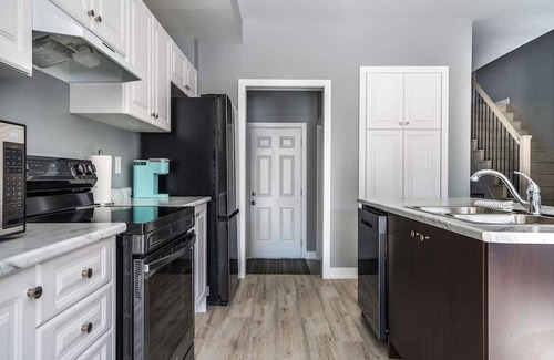 The Blue Mountains House | Newly built Village 3 Bedroom /Shuttle Bus