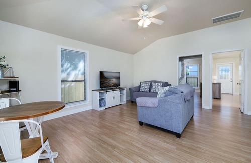 Montgomery House | Cozy Retreat Haven: The Perfect 2bed/1bath in beautiful Montgomery, Tx