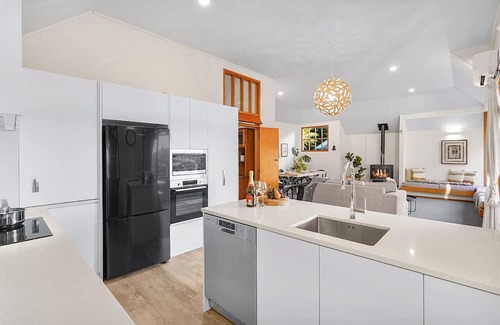 Hamilton East House | Tree Top Retreat in Central City - By KOSH BNB