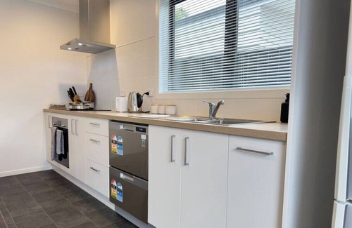 Hamilton House | Modern Retreat with King Bed - By KOSH BNB