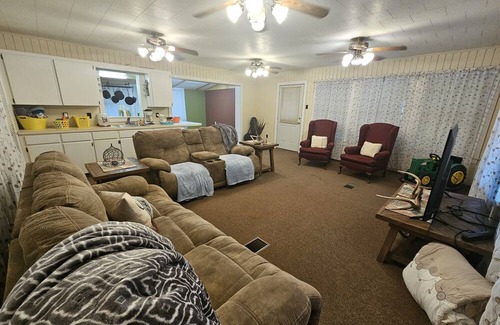 Geneva House | Charming 3-bedroom house in marvelous Hemphill with WiFi, AC