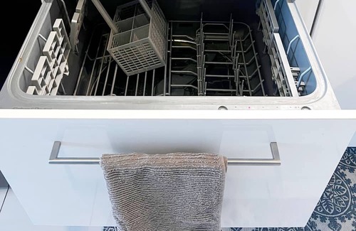 Bowen Hills Apartment | Bowen hills convenience- doorstep to RNA / RBWH, pet friendly!