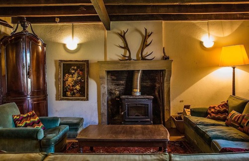 Luchapt House | Holiday Home 'Gîte Le Noyer' with Private Terrace, Private Garden and Wi-Fi