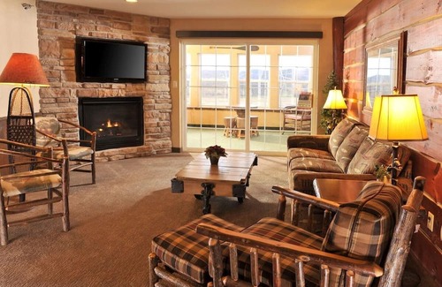 Onalaska House | Stoney Creek, Theme Suite Mini Premier, Living Room w/ Sofa! | 3 Units