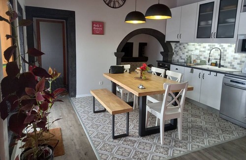 Angra do Heroismo House | Holiday Home 'Casa Do Poço - Casa Grande' with Shared Terrace and Wi-Fi