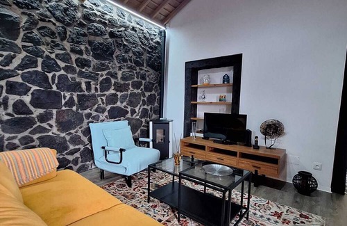 Angra do Heroismo House | Holiday Home 'Casa Do Poço - Casa Grande' with Shared Terrace and Wi-Fi