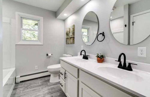 De Forest House | Midcentury modern waterfront home in quiet neighborhood with mature trees
