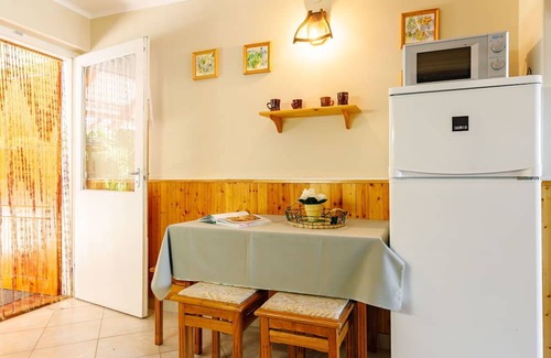 Balatonszarszo House | Stunning villa for 5 people with TV, patio and parking