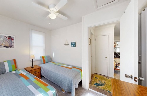 Rehoboth Beach Cottage | LA PETITE COTTAGE- 2BD, 1BA - SLEEPS 4 - Bike to Beach *Pet Friendly*