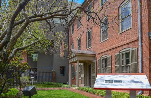 Old Port House | Portland's Waterfront Gem: Indoor Pool | Breakfast | 24h Fitness Center | Pet-Friendly