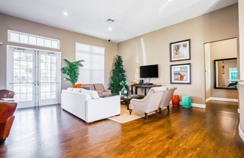 West Kissimmee House | Delightful townhouse near theme parks with pool, hot tub, & fitness room