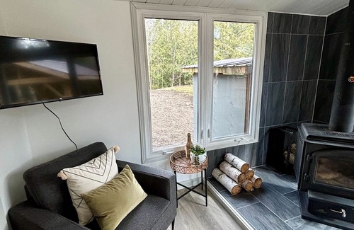 Northern Bruce Peninsula Cabin | Starry Haven: Serene 3-BR Retreat with Hot Tub