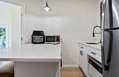 United Central House | Modern Gem One Bedroom One Bath